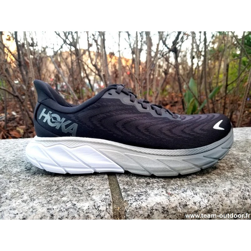 HOKA Arahi 6 Homme Black / White 2 HOKA Arahi 6 Homme Black / White – Image 2
